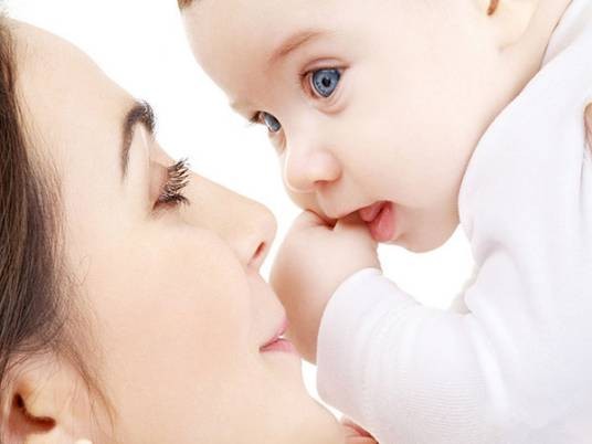 母乳喂养（婴儿出生最初六个月的喂养方式）