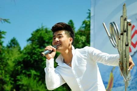 杨宝(出生于中国黔东南自治州的男歌手)