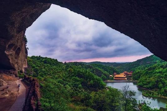 大别山石窟风景区