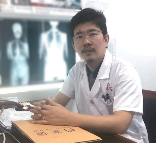 吴永超（脊柱侧弯四维矫正牵引床发明人）