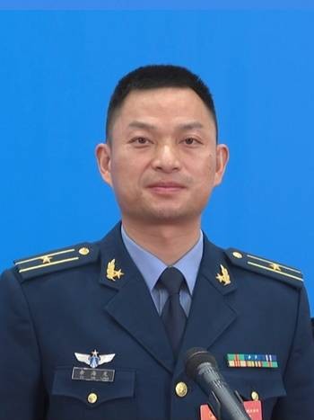 余海龙(空降兵某部“黄继光连”指导员)