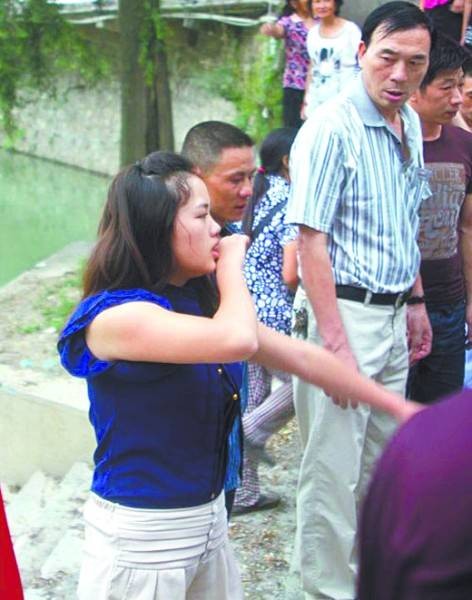 蓝衣女孩（救援溺水老人的女护士）