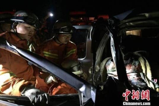 7·18云南楚大高速发生6车相撞事故