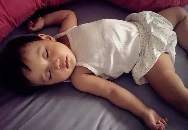 贾静雯女儿1岁玩直播,自带美瞳、长睫毛的她现在比妈妈还漂亮!