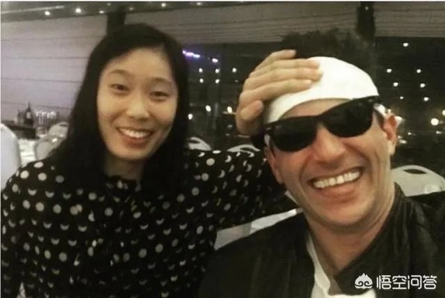 如何评价朱婷与人合影，一手遮住日本国旗？