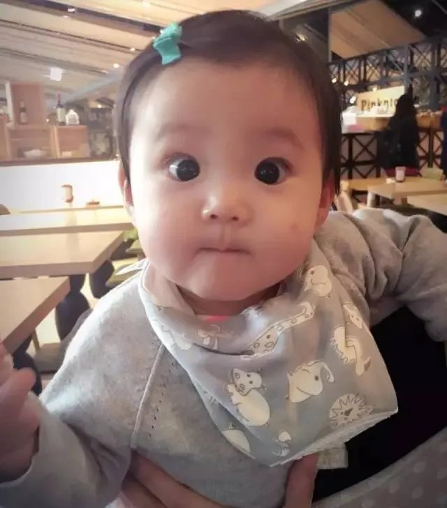 贾静雯女儿1岁玩直播,自带美瞳、长睫毛的她现在比妈妈还漂亮!