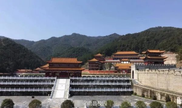 大学校区建得像古代皇宫是怎么回事?