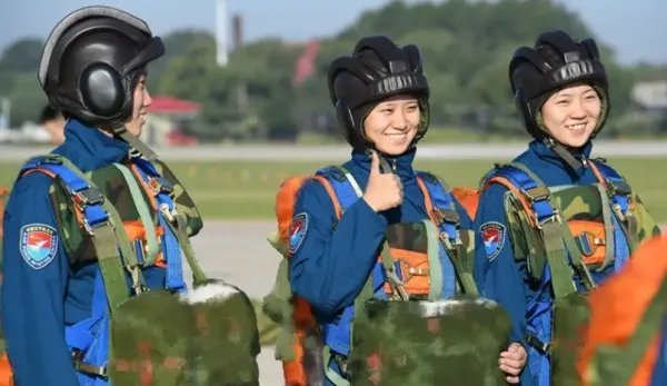 空军第十二批女飞行学员完成首次跳伞,场面有多壮观?