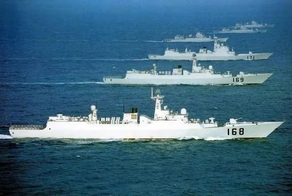班公湖新增码头，20条军舰整齐排列