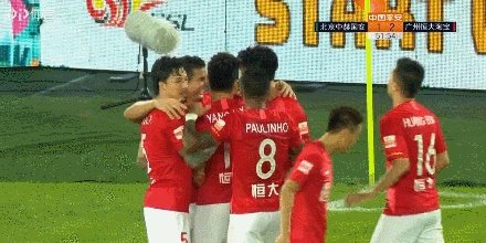 埃神破门国安球迷投掷杂物,黄博文拦下水瓶后十分生气,你如何评价?
