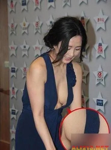 深V装八字奶酥胸隐现!女星真空上阵斗胸出位
