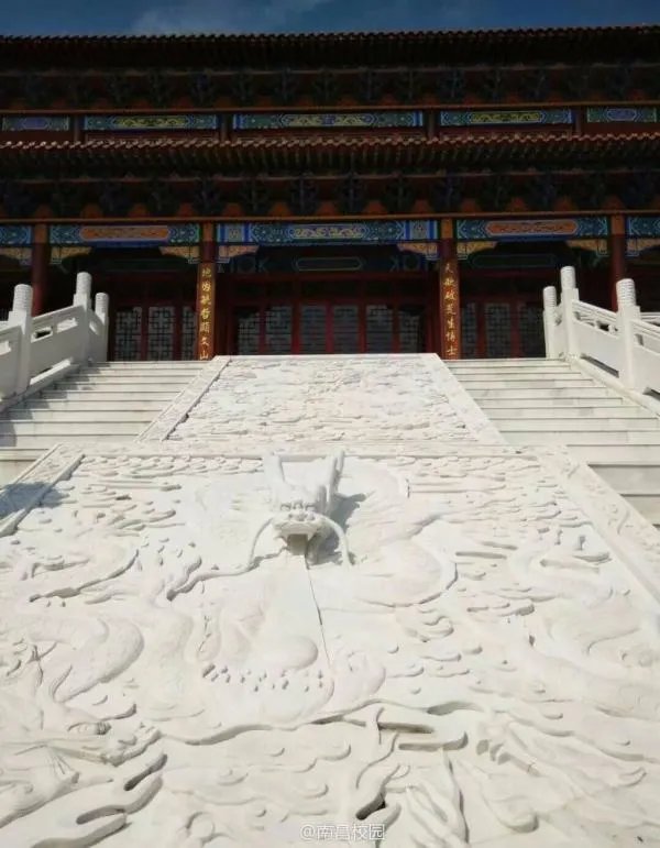 大学校区建得像古代皇宫是怎么回事?