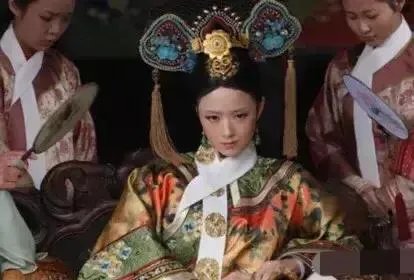 太像了,蒋欣最近封面照酷似范冰冰,大家觉得可以替代范冰冰吗?
