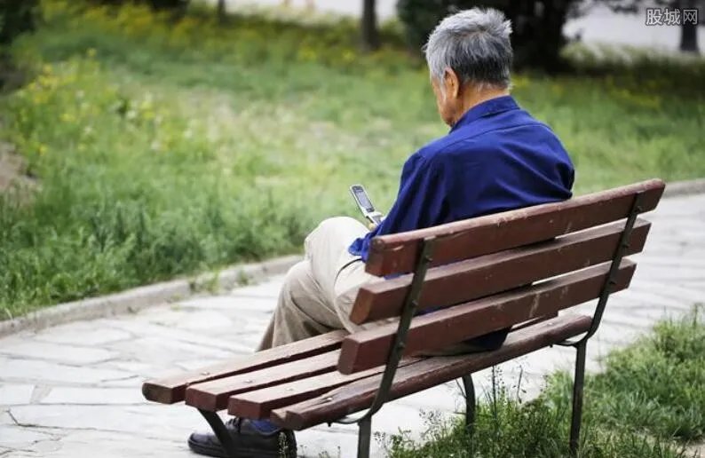 老汉偷拍租户洗澡 女子发现后大惊失色立刻报警