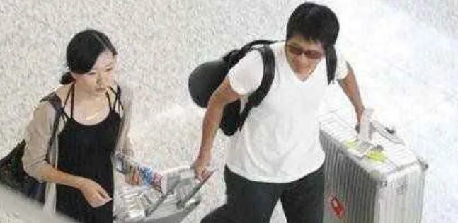 韩寒妻女近照曝光，他们是有多幸福？