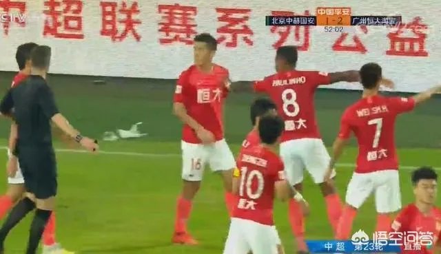 埃神破门国安球迷投掷杂物,黄博文拦下水瓶后十分生气,你如何评价?