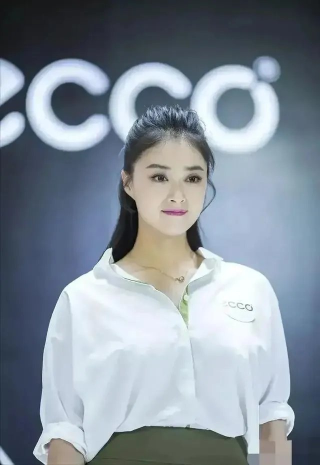 太像了,蒋欣最近封面照酷似范冰冰,大家觉得可以替代范冰冰吗?