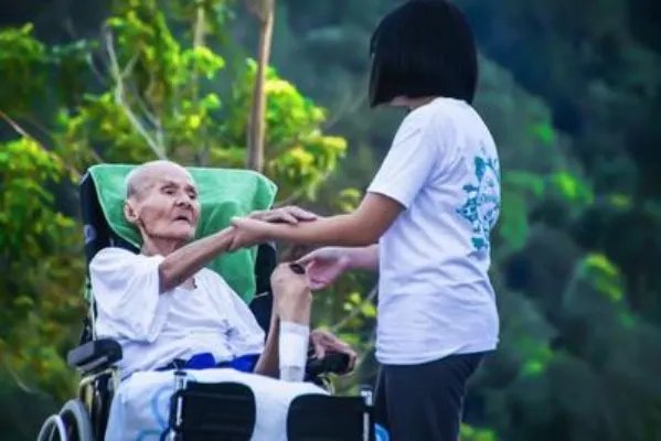 护理卧床老人移位机 长期卧床老人如何护理
