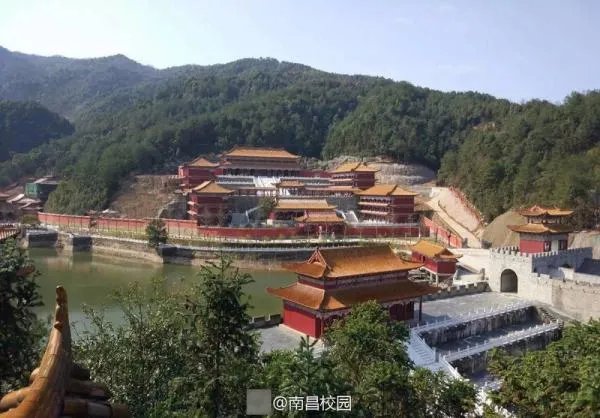 大学校区建得像古代皇宫是怎么回事?