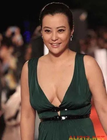 深V装八字奶酥胸隐现!女星真空上阵斗胸出位