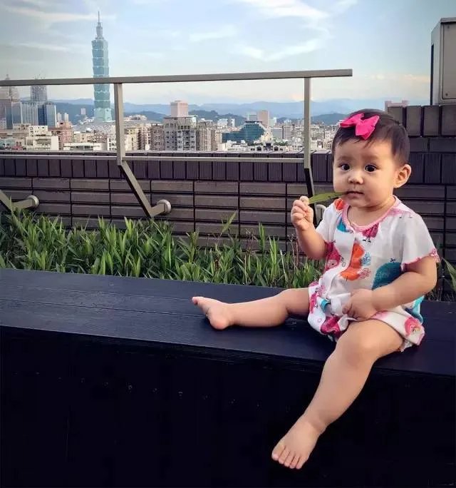 贾静雯女儿1岁玩直播,自带美瞳、长睫毛的她现在比妈妈还漂亮!