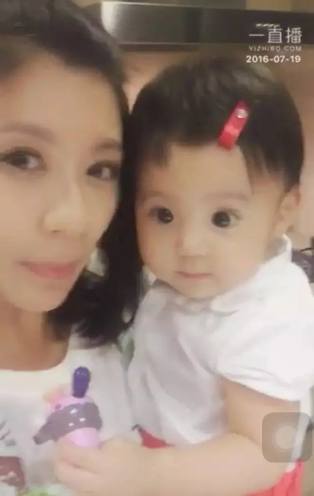 贾静雯女儿1岁玩直播,自带美瞳、长睫毛的她现在比妈妈还漂亮!