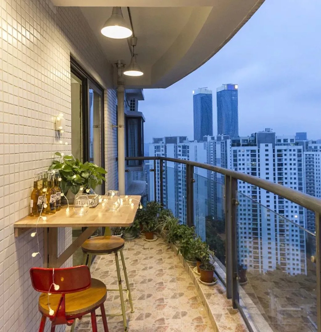 阳台管道太碍眼,下面的美化你喜欢哪种做法呢?