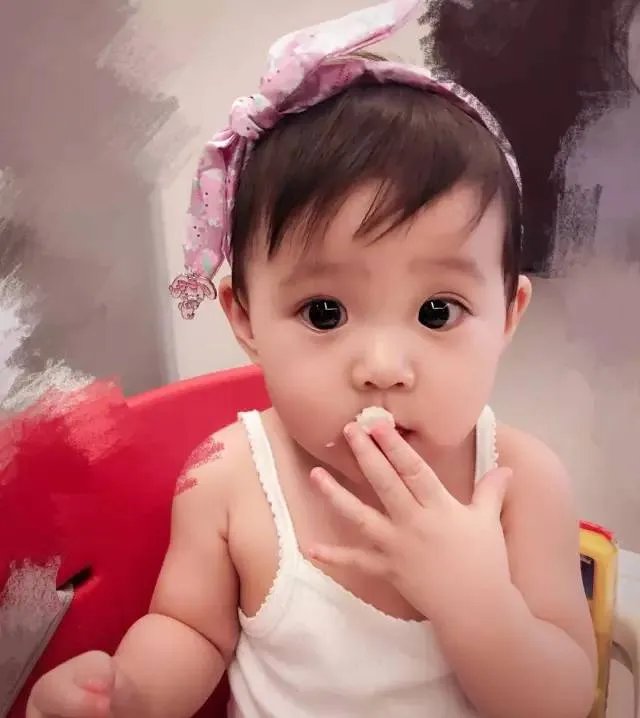 贾静雯女儿1岁玩直播,自带美瞳、长睫毛的她现在比妈妈还漂亮!
