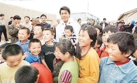 韩红凌晨4点扫大街做公益，有哪些投身公益事业的明星？