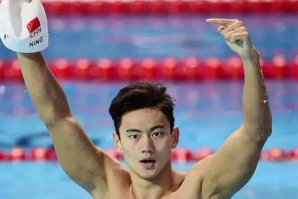 宁泽涛26岁宣布退役,退役1年后去哪了?现如今怎么样了?