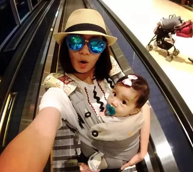 贾静雯女儿1岁玩直播,自带美瞳、长睫毛的她现在比妈妈还漂亮!
