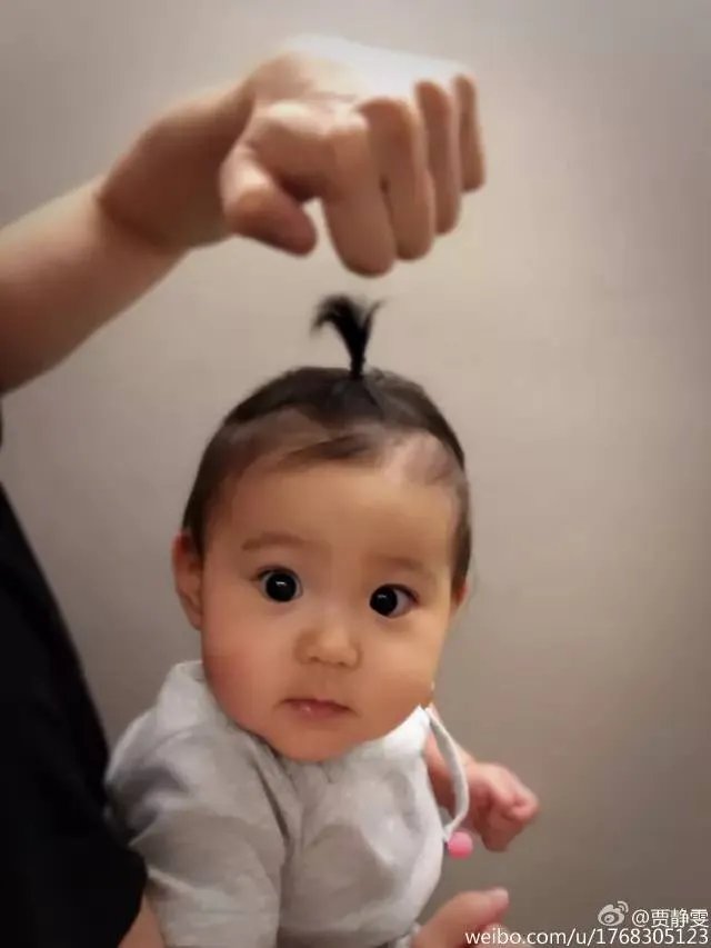 贾静雯女儿1岁玩直播,自带美瞳、长睫毛的她现在比妈妈还漂亮!