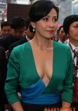 深V装八字奶酥胸隐现!女星真空上阵斗胸出位