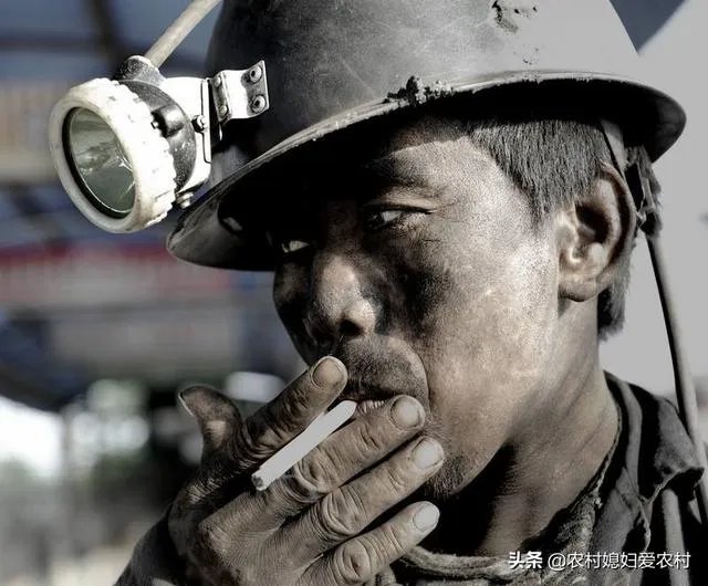 农村老人六十多岁了还在工地上打工正常吗?