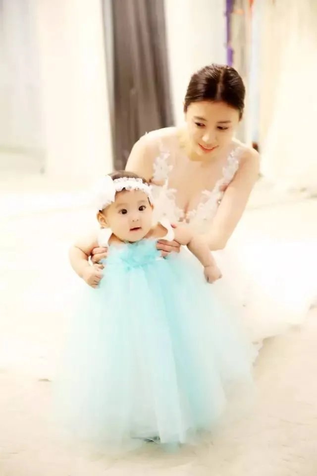 贾静雯女儿1岁玩直播,自带美瞳、长睫毛的她现在比妈妈还漂亮!