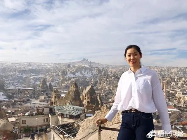 如何评价朱婷与人合影，一手遮住日本国旗？
