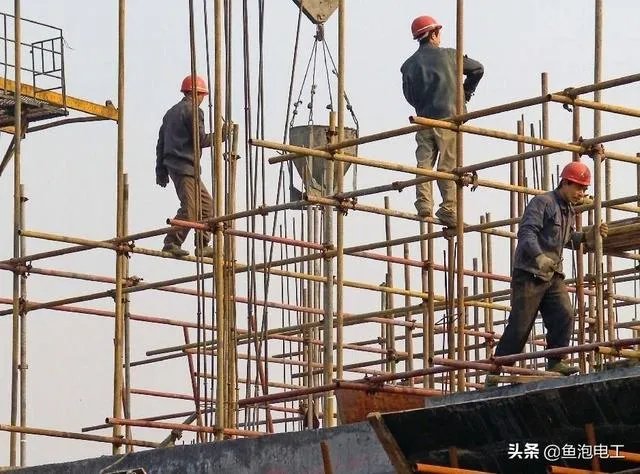 农村老人六十多岁了还在工地上打工正常吗?