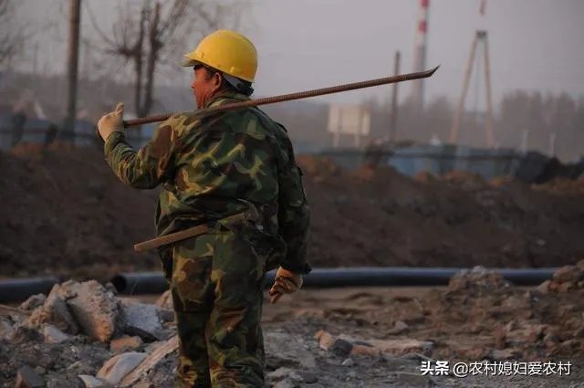 农村老人六十多岁了还在工地上打工正常吗?
