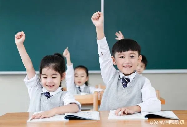学生感冒，班主任不给假，导致发烧住院，家长应该索赔吗？