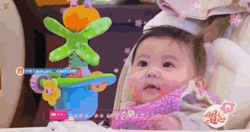 贾静雯女儿1岁玩直播,自带美瞳、长睫毛的她现在比妈妈还漂亮!