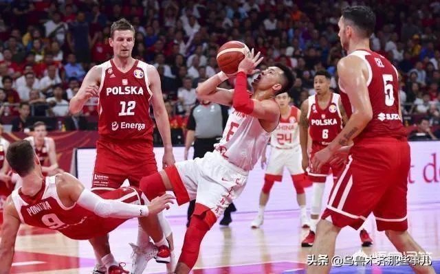 央视公开批评了中国男篮2人（周琦和李楠），并直言：和顶级球队差太多，你怎么看？
