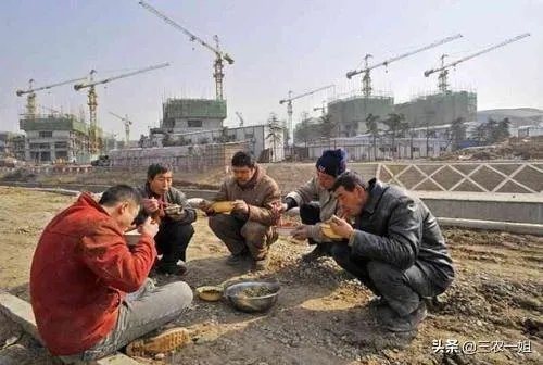 农村老人六十多岁了还在工地上打工正常吗?