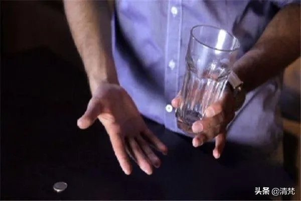 魔术教学超简单的硬币穿玻璃杯?