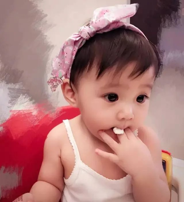 贾静雯女儿1岁玩直播,自带美瞳、长睫毛的她现在比妈妈还漂亮!