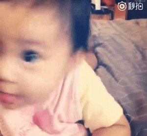 贾静雯女儿1岁玩直播,自带美瞳、长睫毛的她现在比妈妈还漂亮!