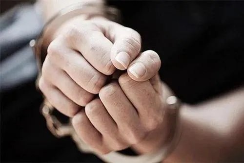 一17岁男孩在放学途中遭城管中队长当街殴打,该事件最终的处理结果如何?