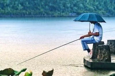 下雨天河边钓鱼,打鱼窝有没有效果,知道的老铁能否分享下经验?