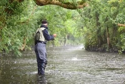 下雨天河边钓鱼,打鱼窝有没有效果,知道的老铁能否分享下经验?