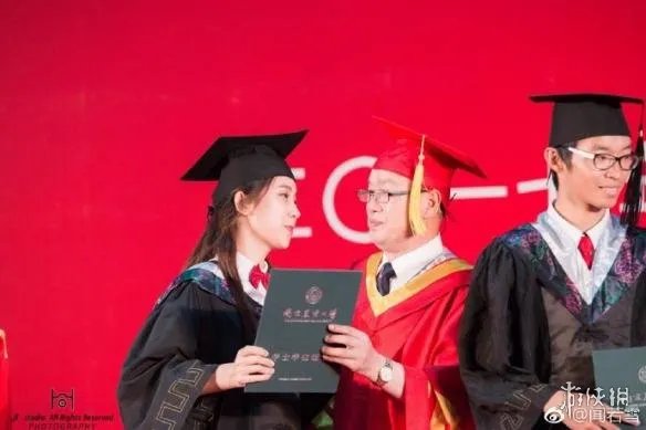 女大学生毕业典礼亲校长 网友:校长惊到穗都飞起!
