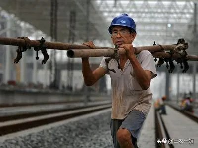 农村老人六十多岁了还在工地上打工正常吗?